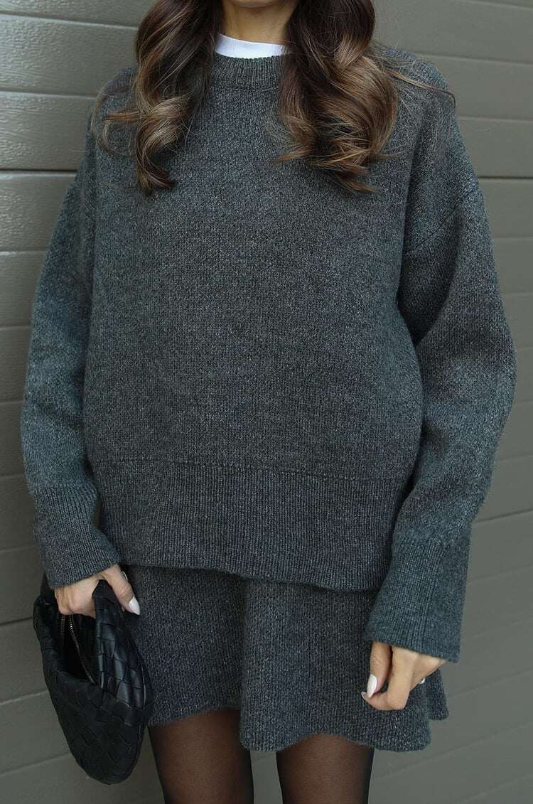 Conjunto elegante de camisola e saia casual