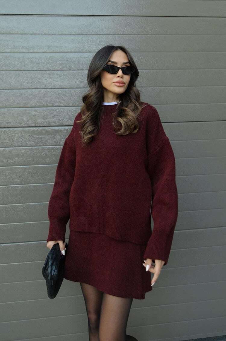 Conjunto elegante de camisola e saia casual
