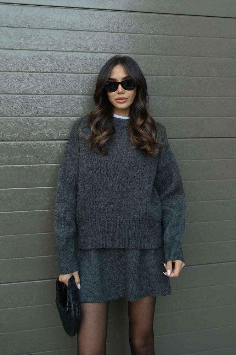Conjunto elegante de camisola e saia casual
