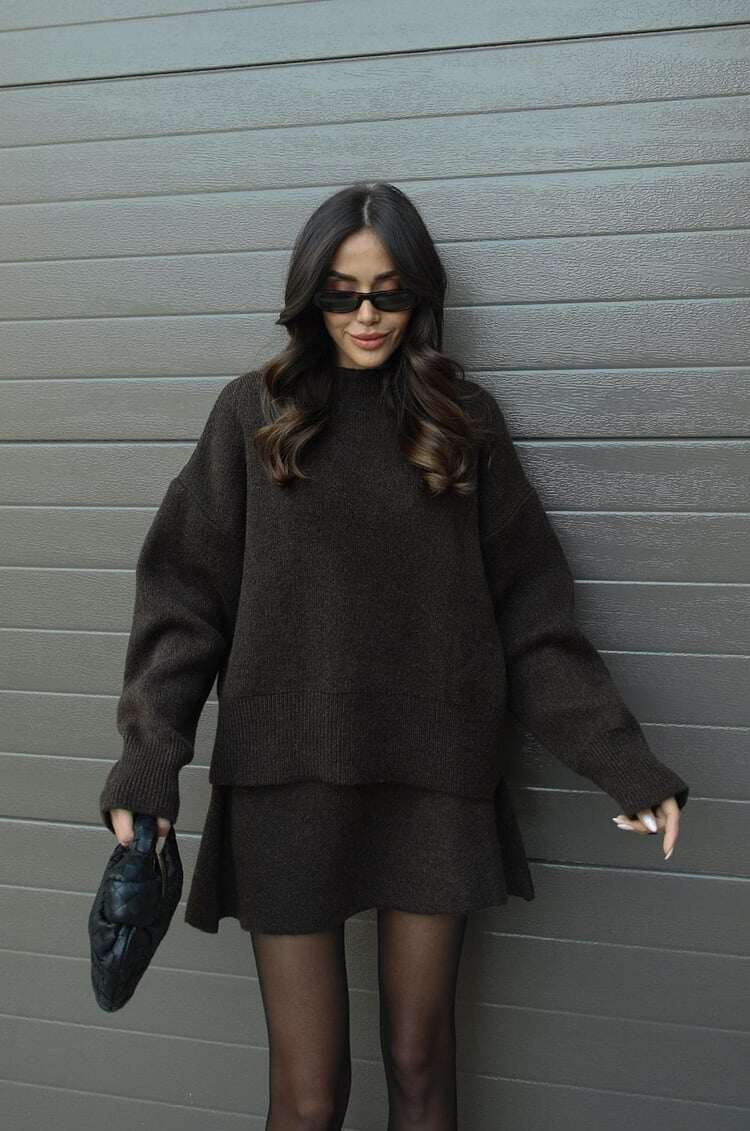 Conjunto elegante de camisola e saia casual