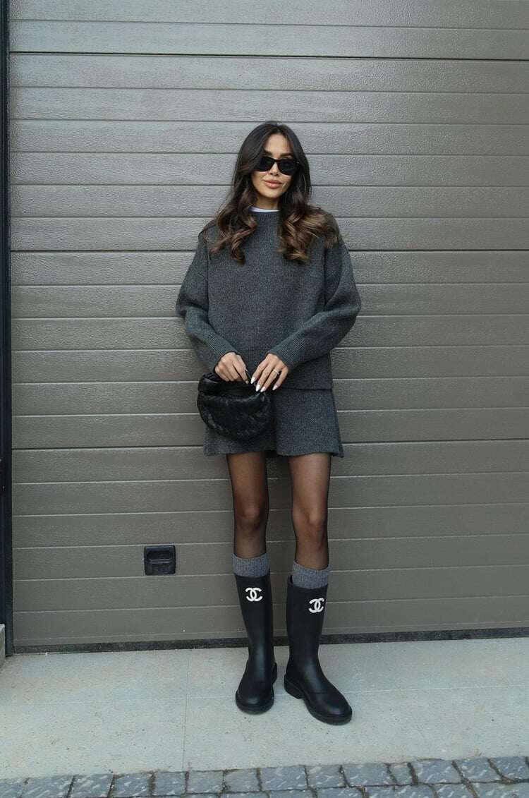 Conjunto elegante de camisola e saia casual