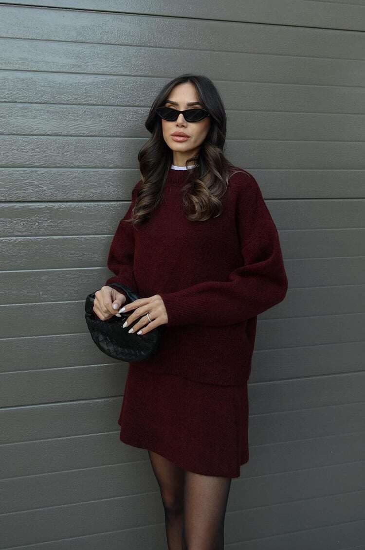 Conjunto elegante de camisola e saia casual
