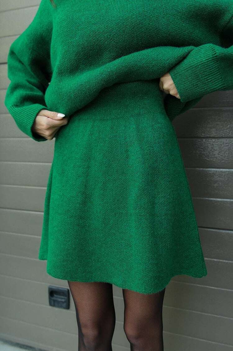 Conjunto elegante de camisola e saia casual