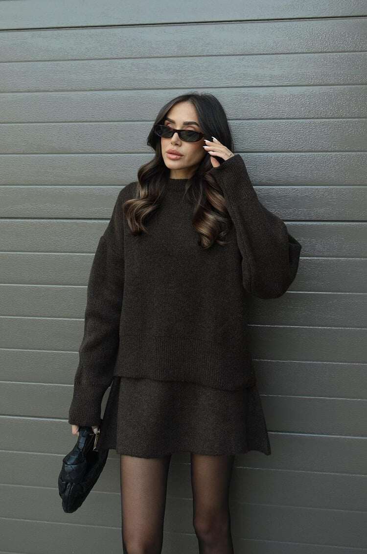 Conjunto elegante de camisola e saia casual