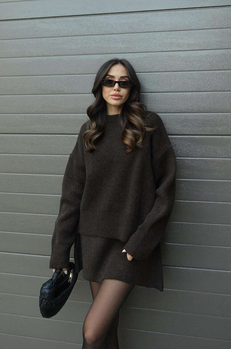 Conjunto elegante de camisola e saia casual