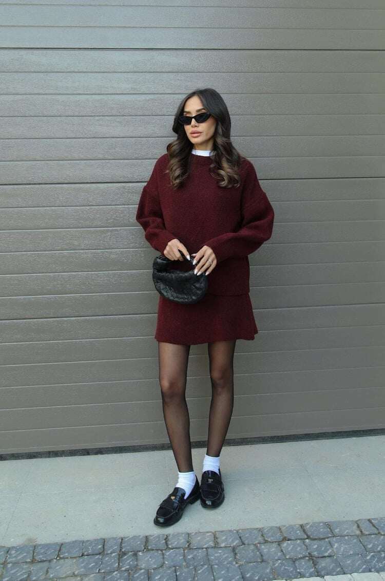 Conjunto elegante de camisola e saia casual